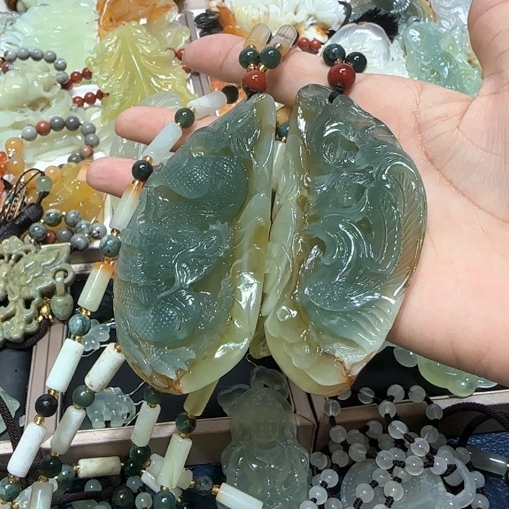 蛇纹石玉未镶嵌吊坠霓**衣