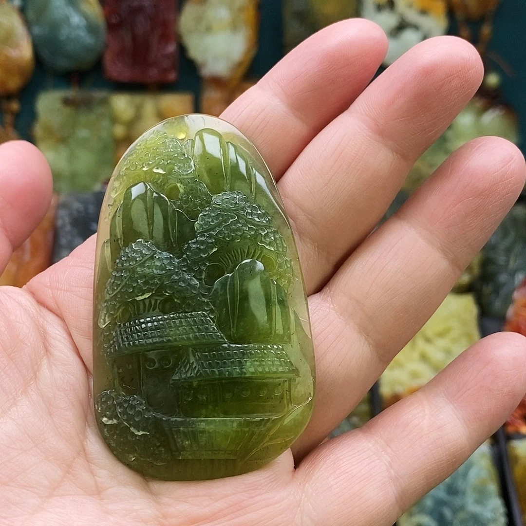 蛇纹石玉未镶嵌颈饰山水