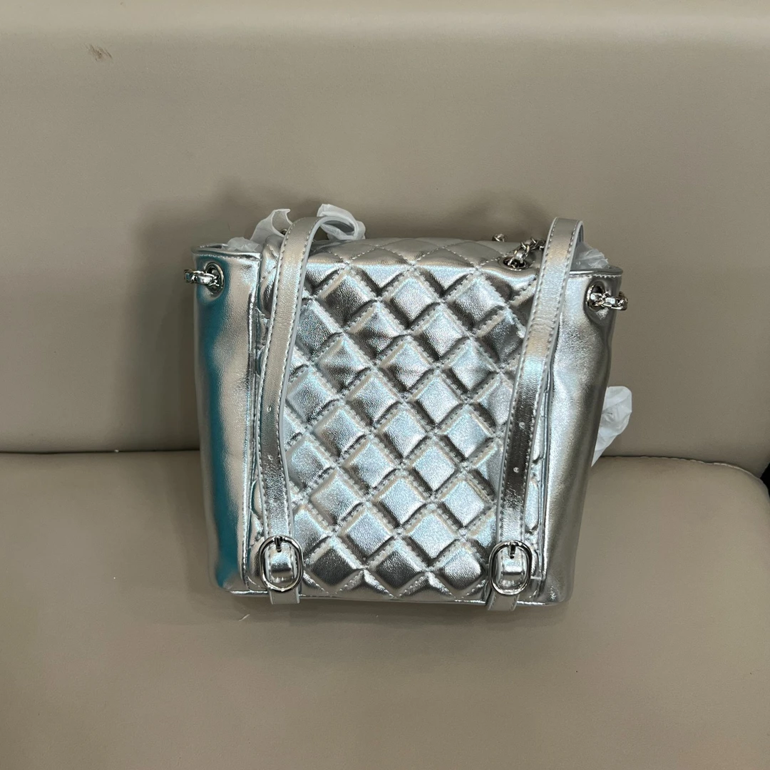 687 新款真皮时尚通勤休闲百搭经典单肩双肩包 银色