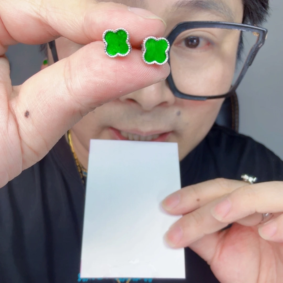 翡翠未镶嵌颈饰一对