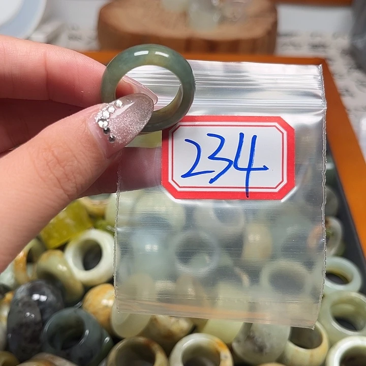 好***的蛇纹石玉未镶嵌戒指