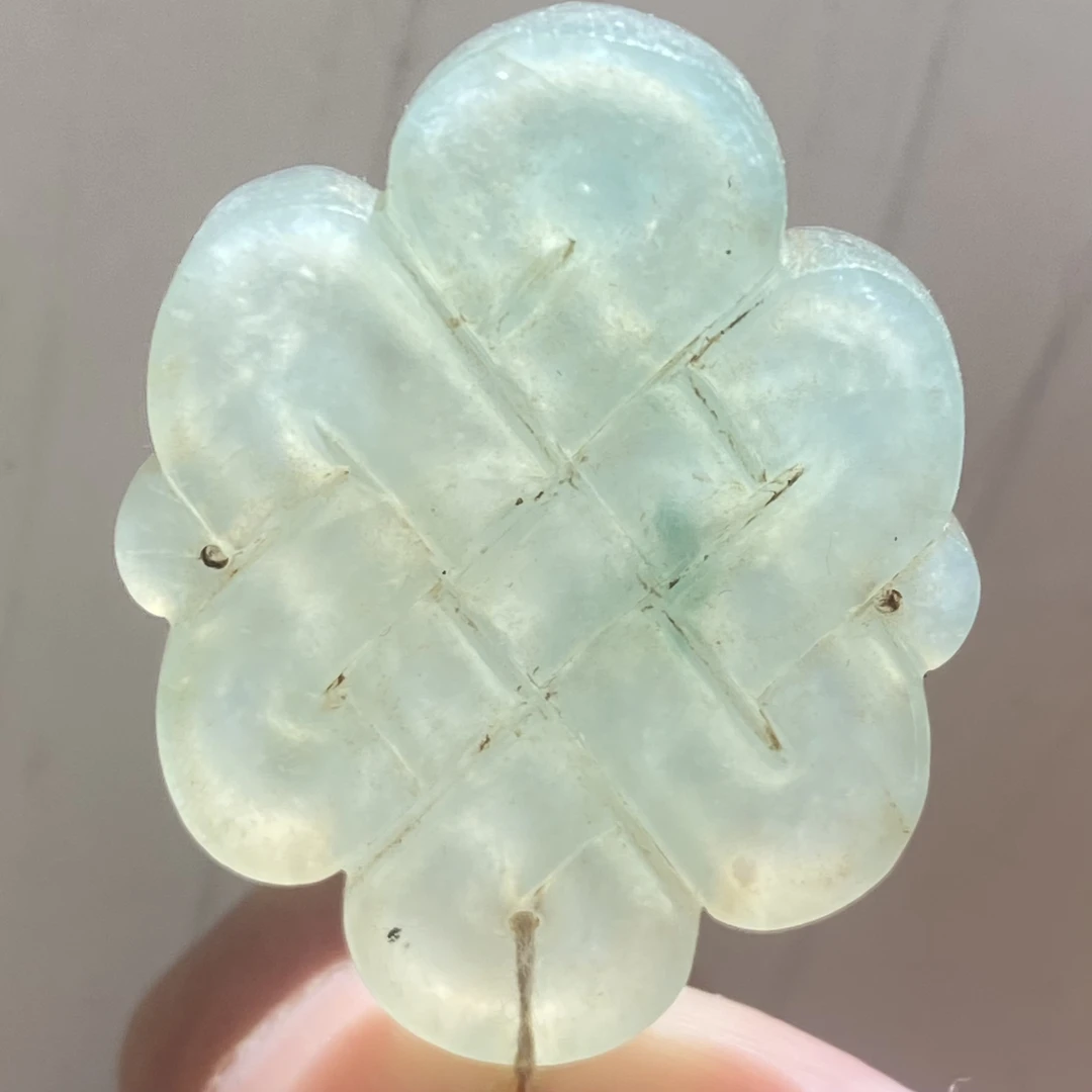 翡翠冰底盘结吊坠，长约36.5mm宽约28.6mm厚约28.6mm