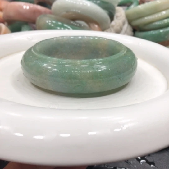 未镶嵌石英质玉珠宝半成品?****