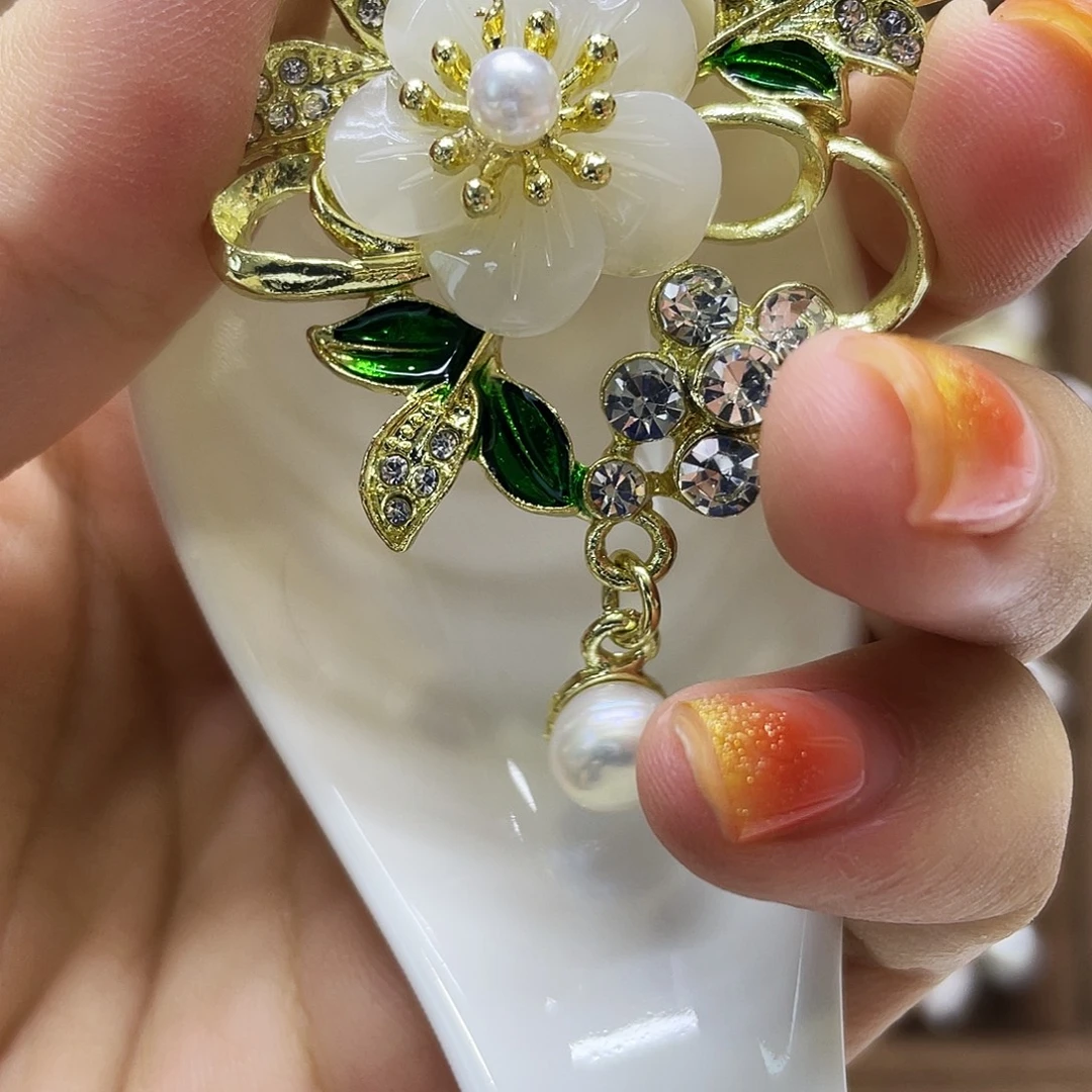 未镶嵌胸饰淡水珍珠