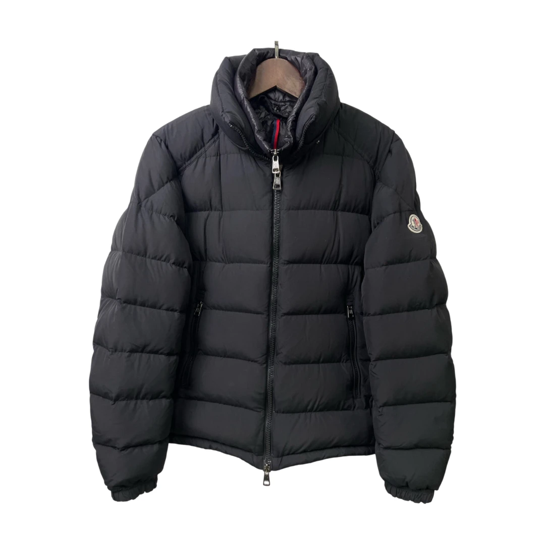 未使用 MONCLER 盟可睐徽标黑色经典羽绒服/2码/253410
