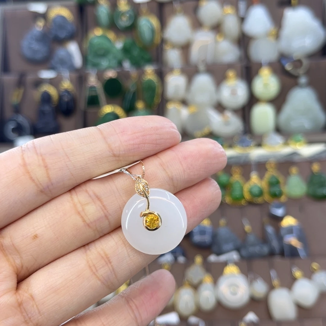 和田玉吊坠18K金镶嵌