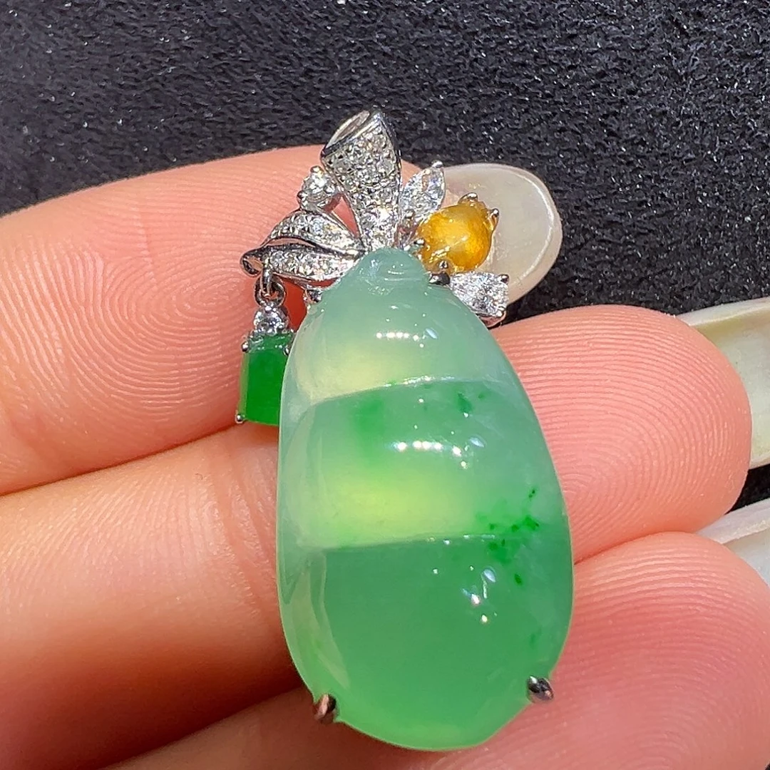 翡翠18K金镶嵌颈饰福豆