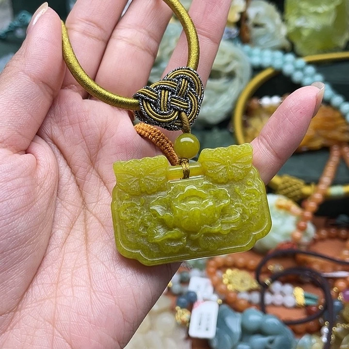 蛇纹石玉吊坠合金