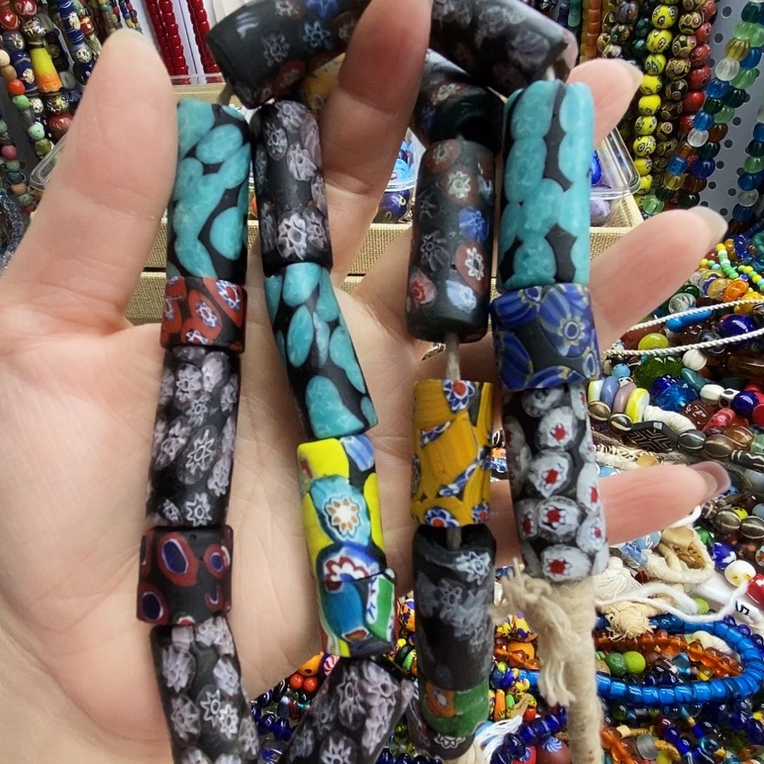 颈饰琉璃尼泊尔千花管，111