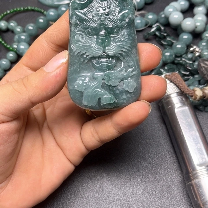 未镶嵌定制翡翠老虎头