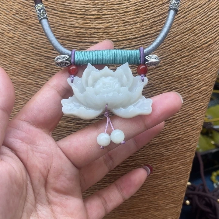 蛇纹石玉吊坠合金