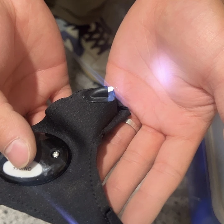 随机发两支手套带灯