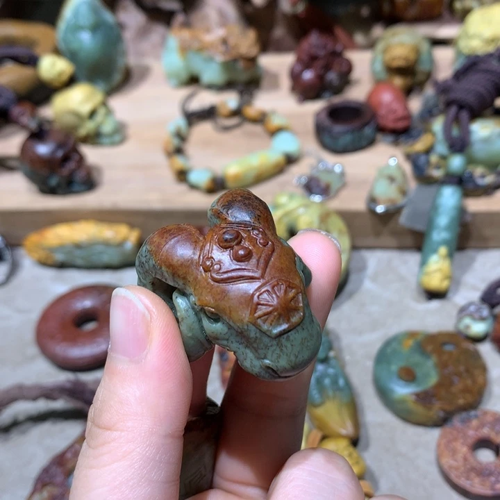 未镶嵌岫岩河磨玉（透闪石质玉）挂件我*你