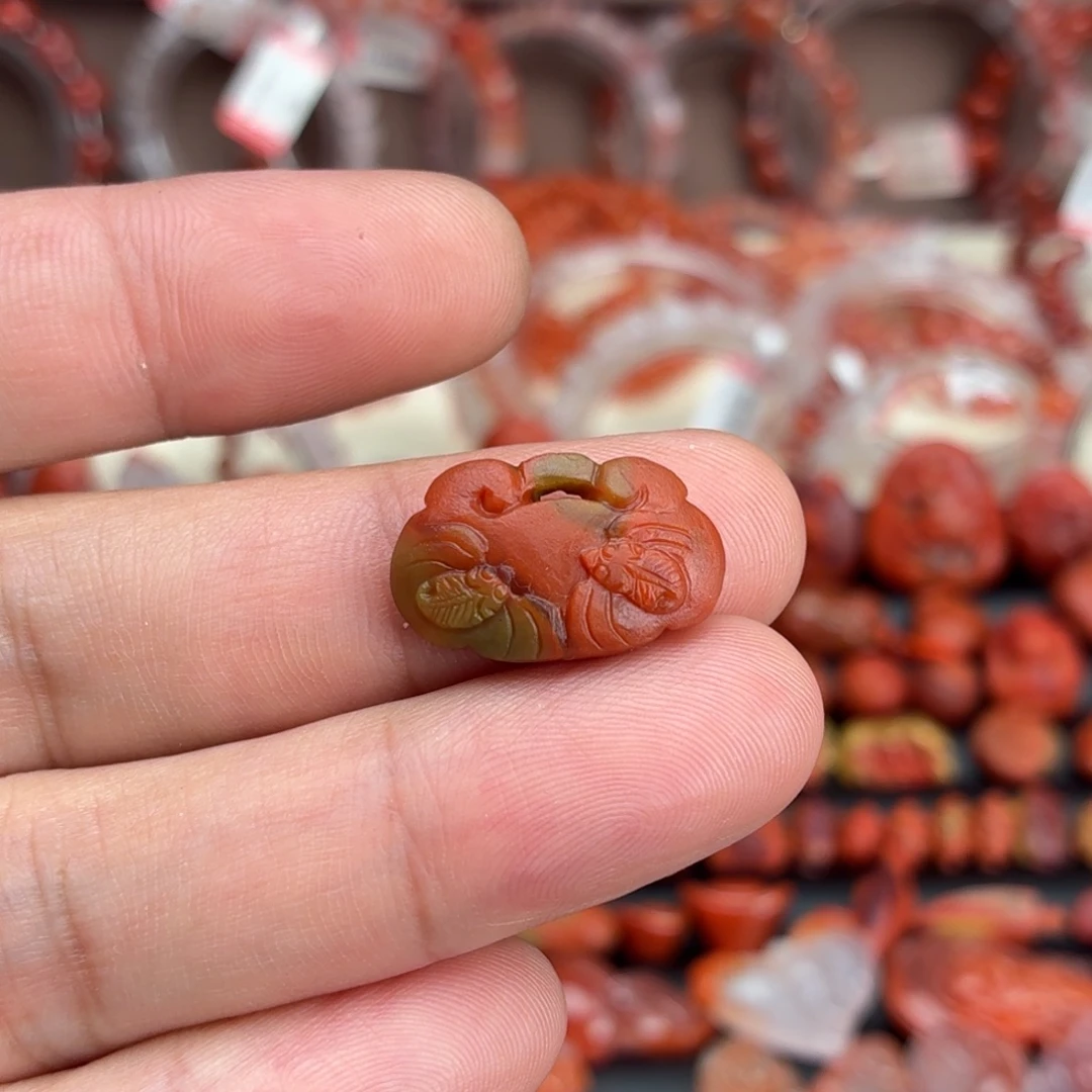 南红玛瑙未镶嵌颈饰如意锁