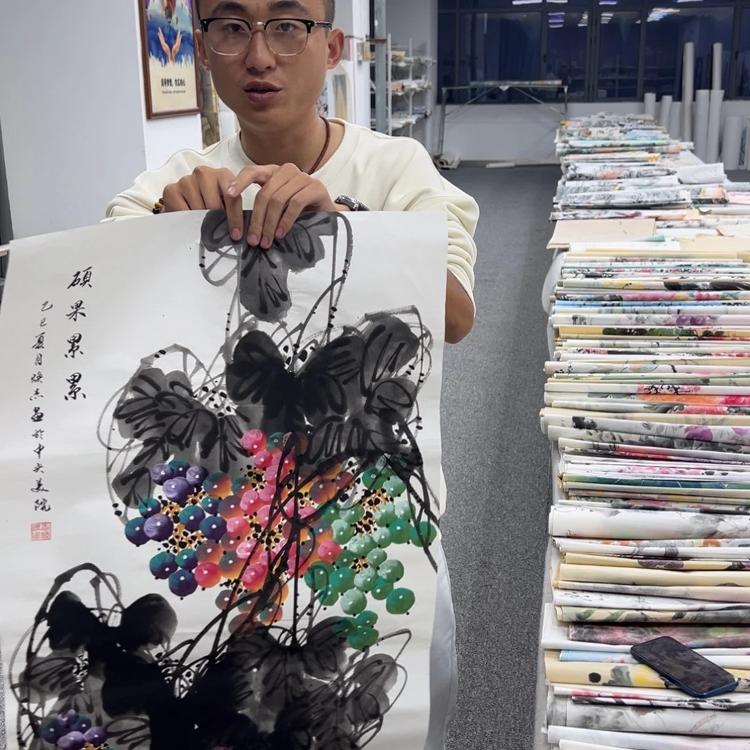 国画卖字画的小男孩