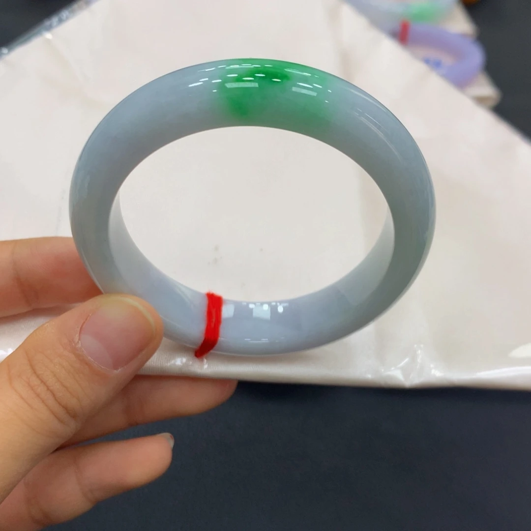 翡翠手镯未镶嵌翡翠