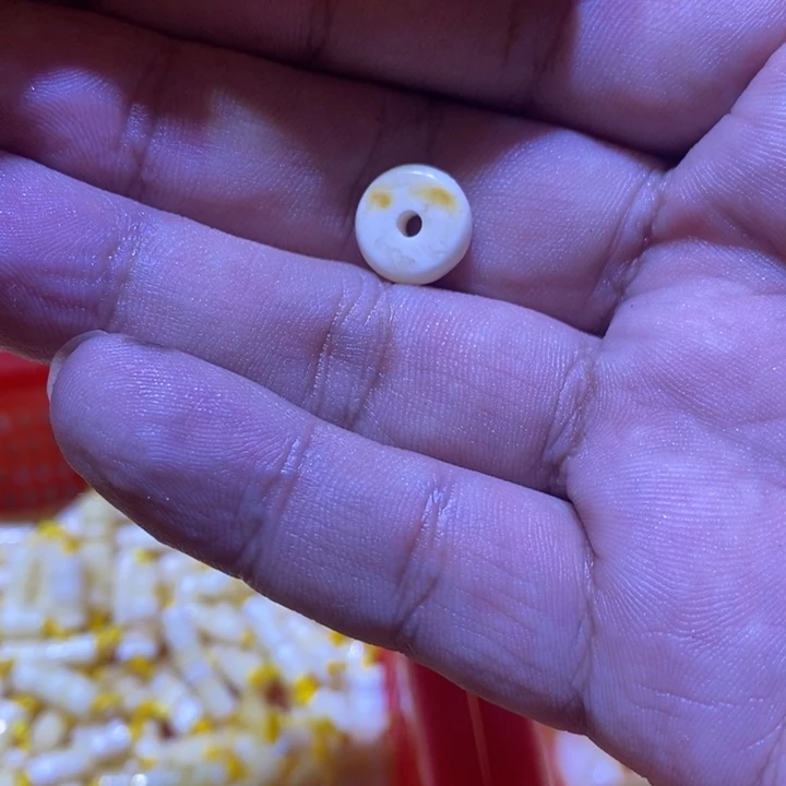 琥珀未镶嵌裸石小扣一颗微瑕