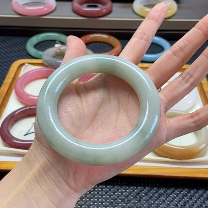 未镶嵌手镯石英岩玉