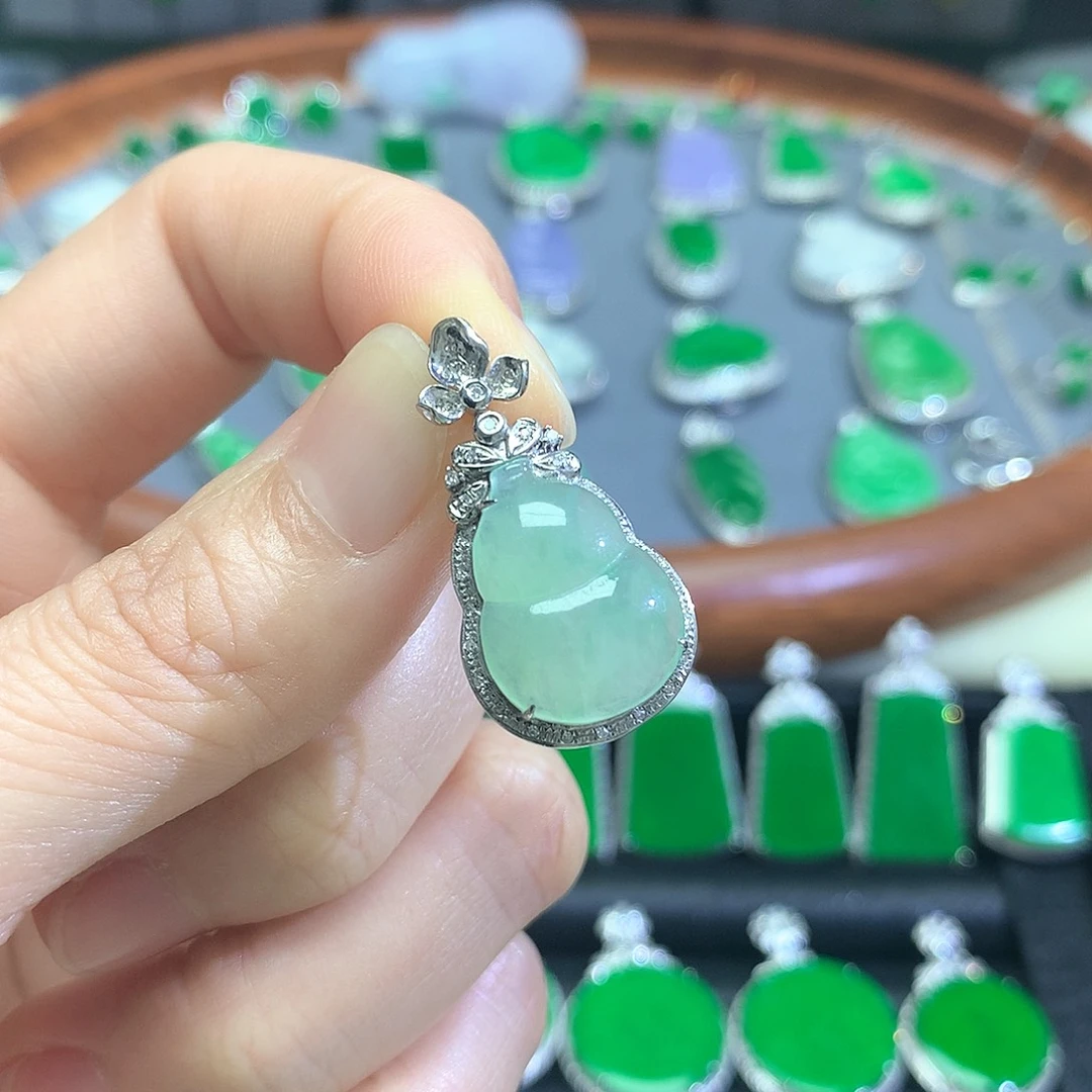 颈饰18K金镶嵌翡翠吊坠