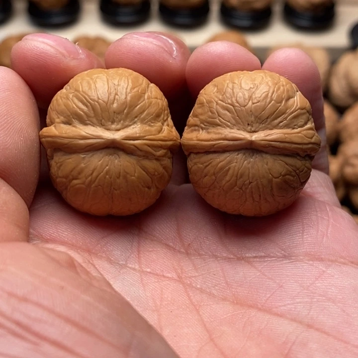 魏***蛋文玩核桃把件…………………………