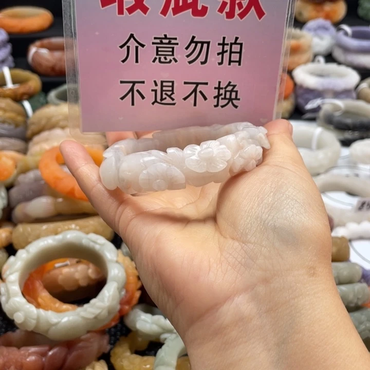 小***果石英质玉未镶嵌手镯