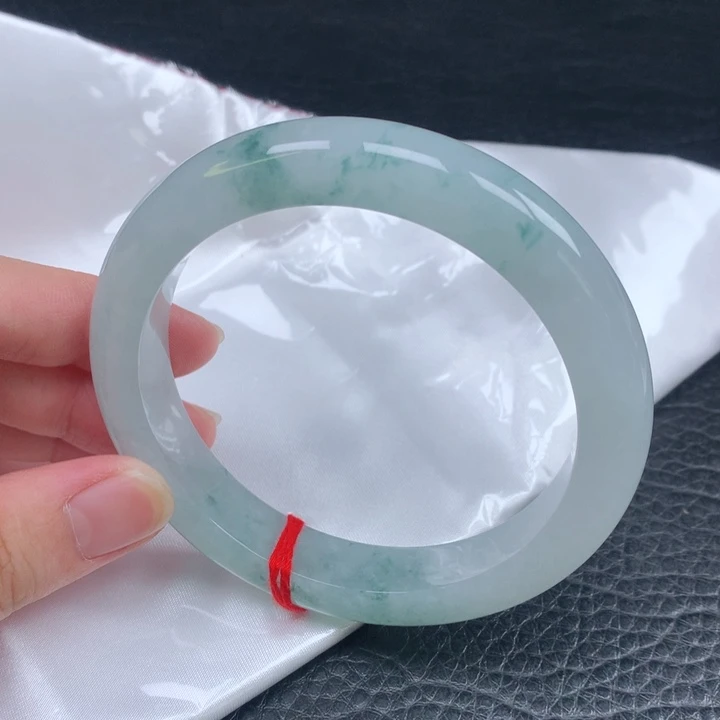 翡翠手镯未镶嵌61-62。