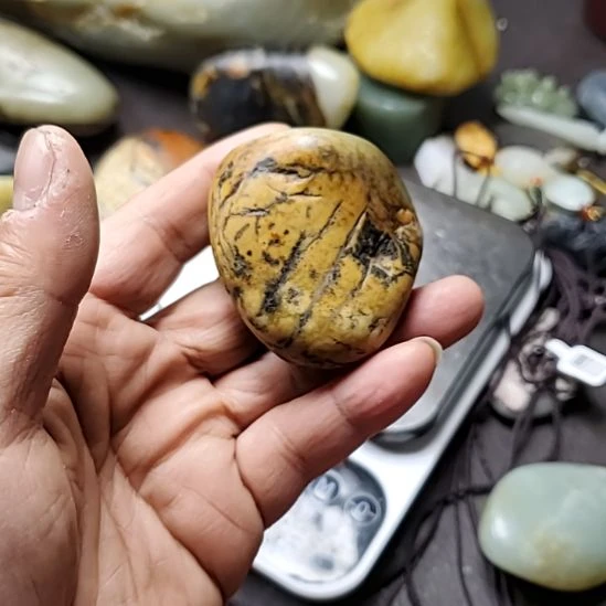 和田玉未镶嵌把件