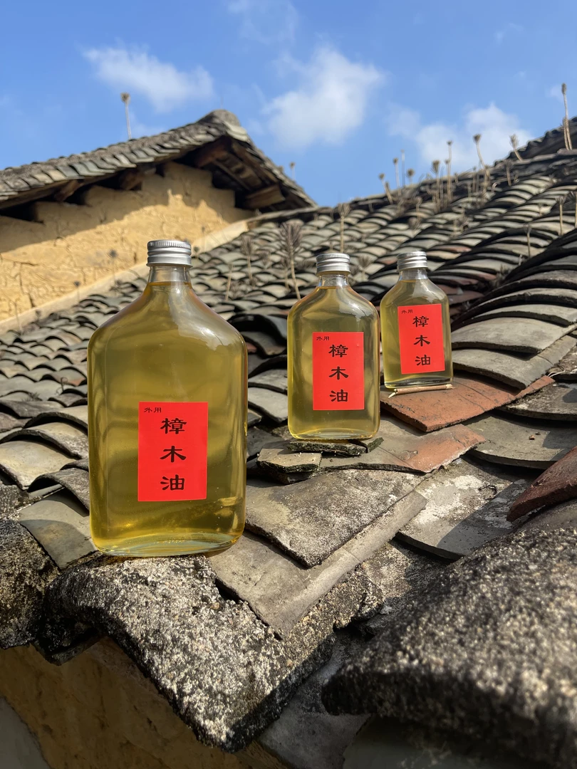 樟木油广西长寿之乡土法蒸馏天然香樟木油樟脑樟树油正宗农家品质