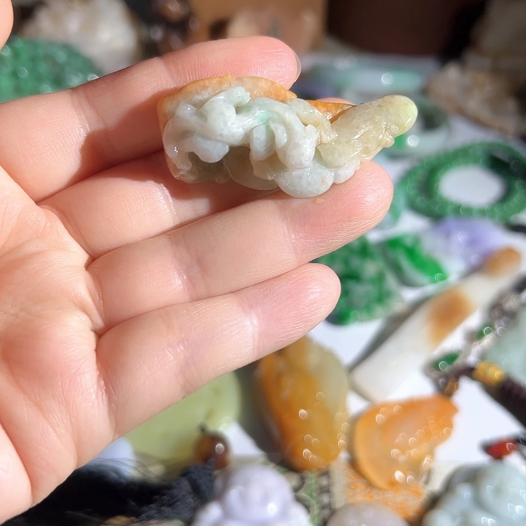 翡翠未镶嵌颈饰翡翠俏色巧雕一夜暴富