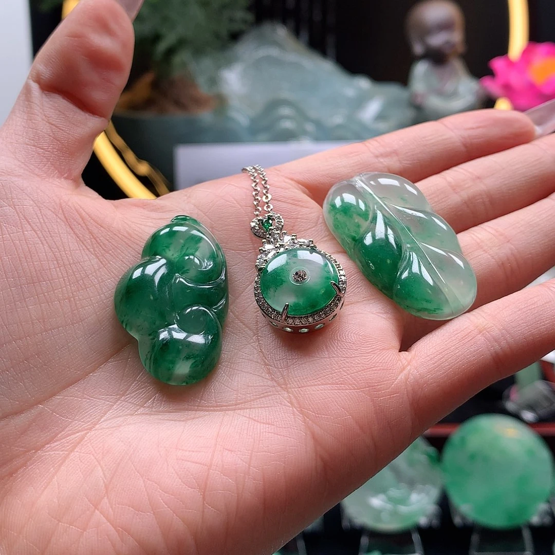 石英质玉吊坠未镶嵌迎*里