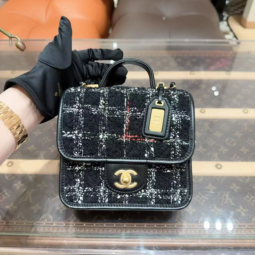 全新未使用 Chanel/香奈儿 22k黑金邮差毛呢链条包芯片款