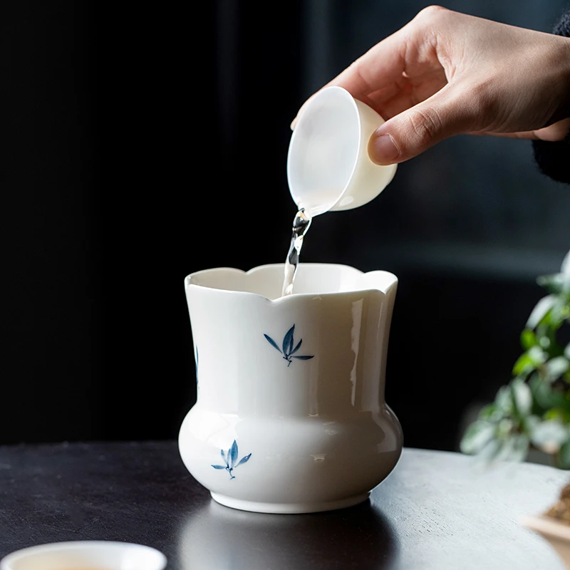 （阿萌茶事）纯手绘蝴蝶兰花-葵口建水-470ml