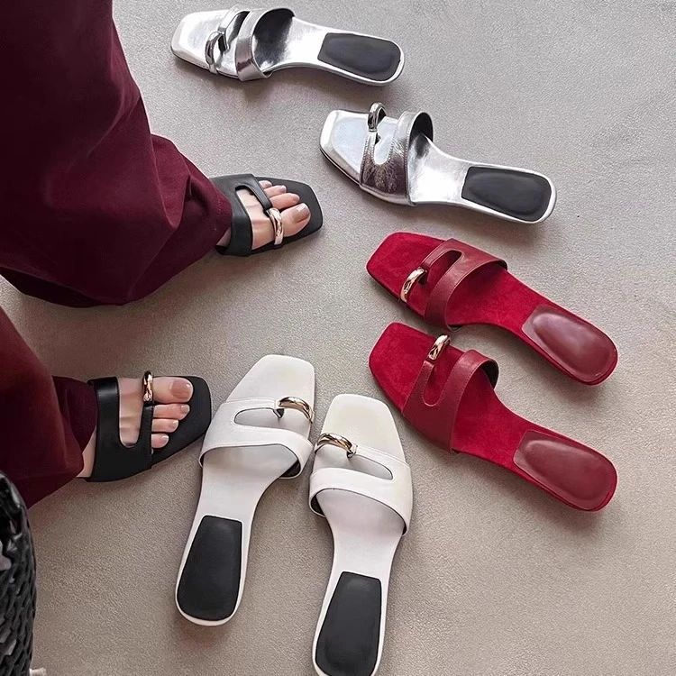 自留版~气质外穿低跟百搭露趾凉鞋女2025方头金属扣分趾绝美拖鞋