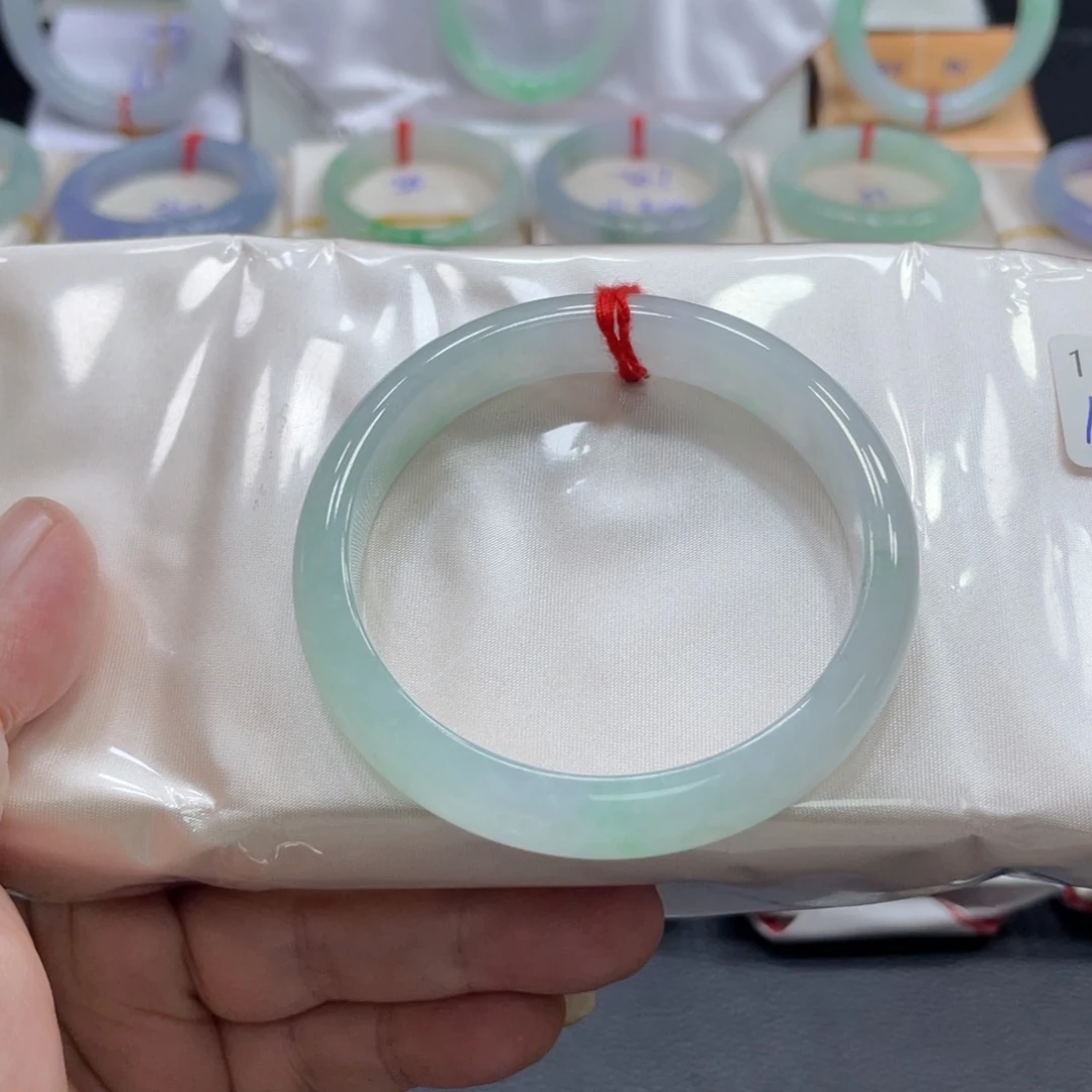 翡翠手镯未镶嵌56圈口