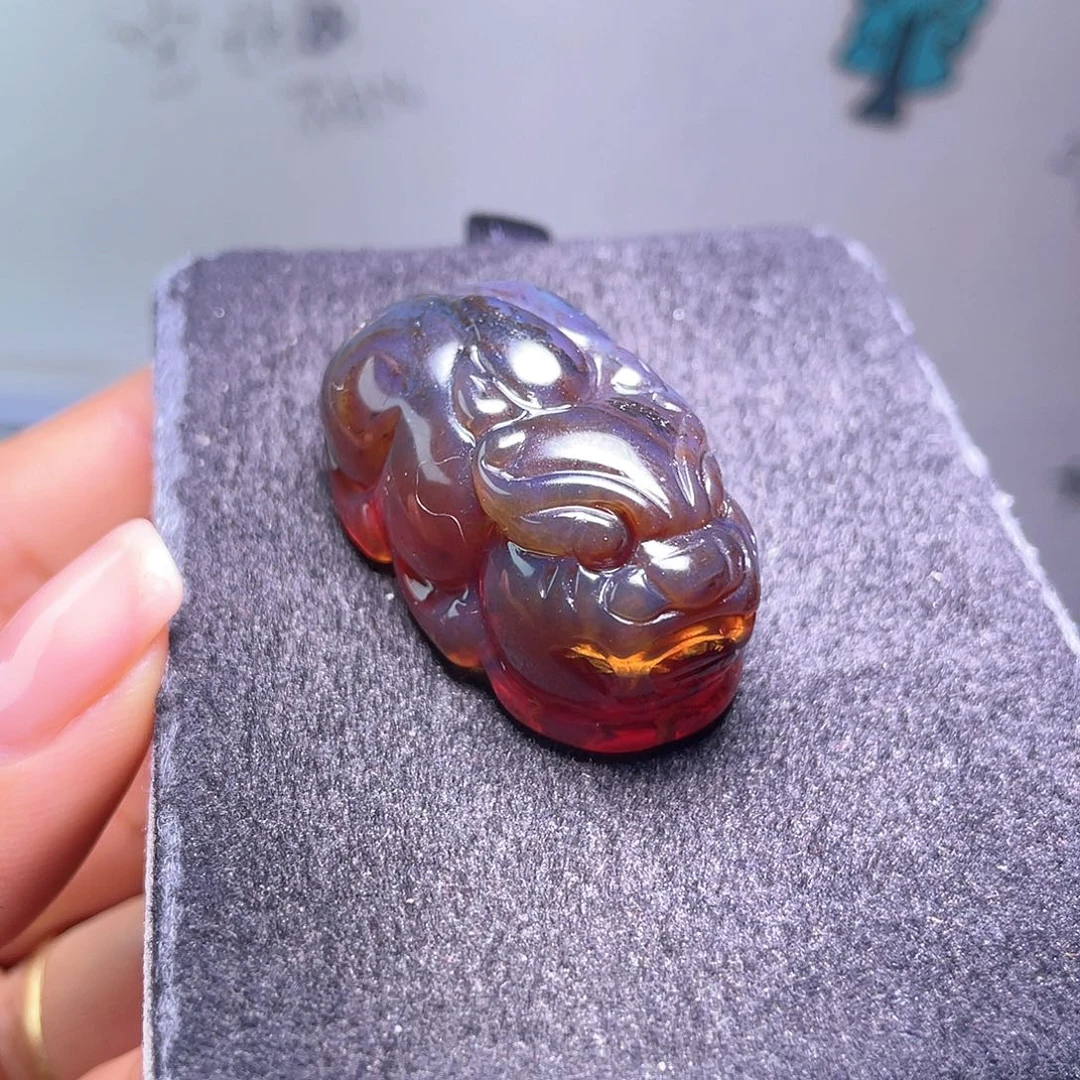 琥珀裸石未镶嵌。