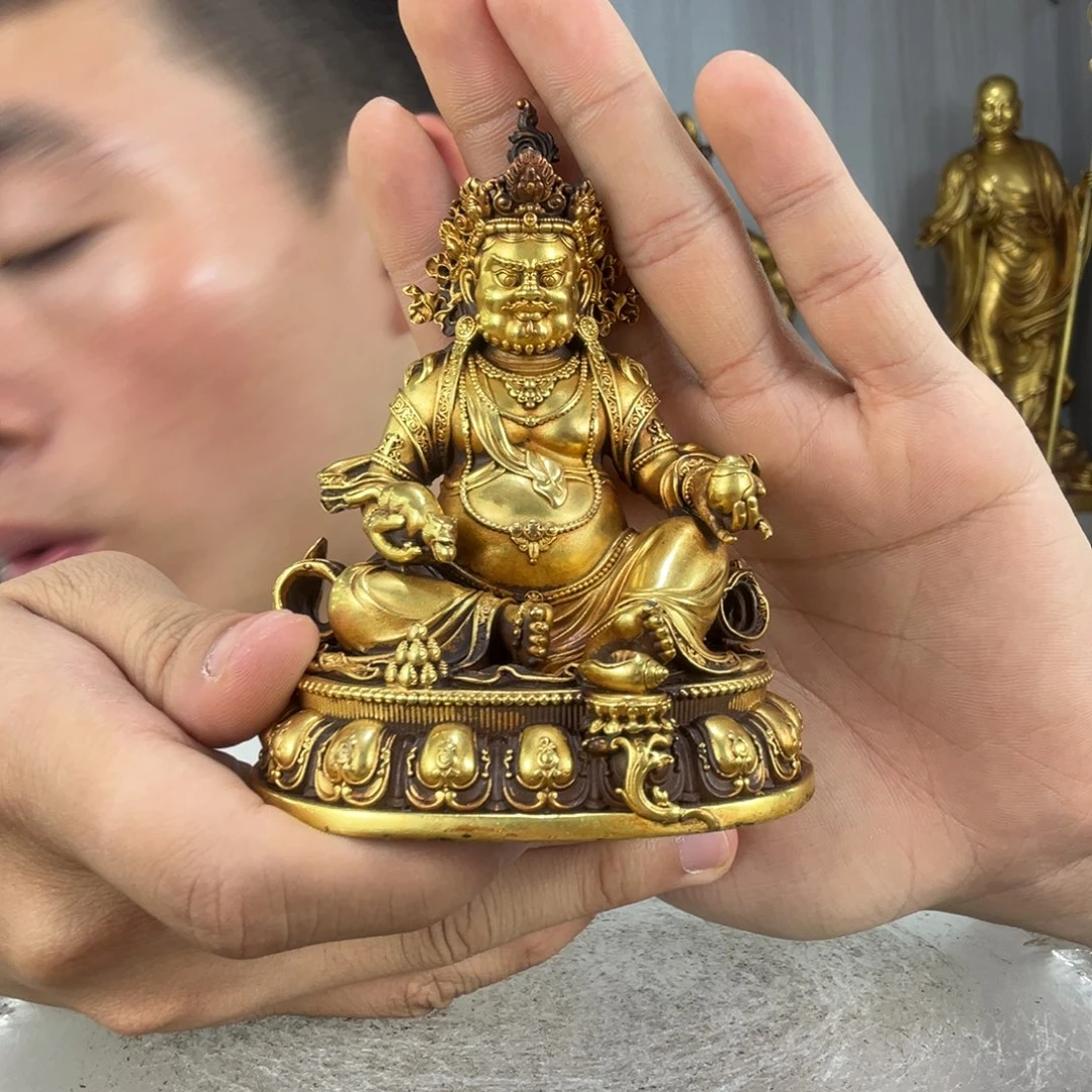 黄***大佛像的造型和造型都很精美