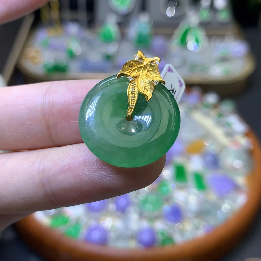 颈饰18K金镶嵌翡翠