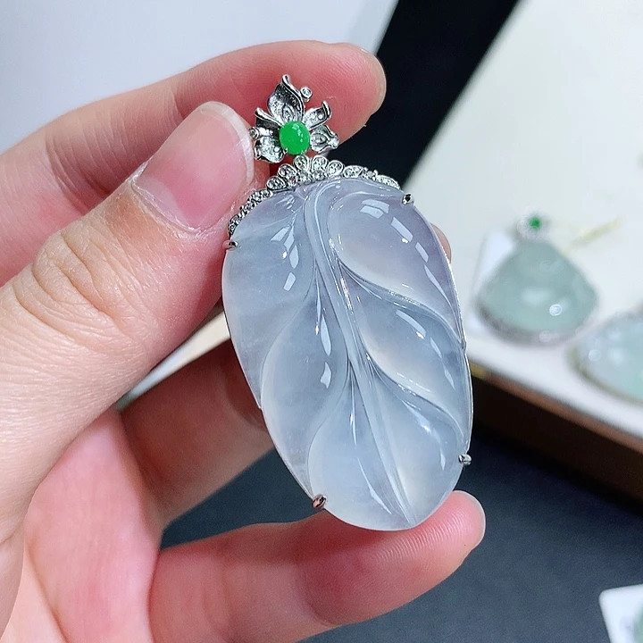 翡翠18K金镶嵌颈饰叶子