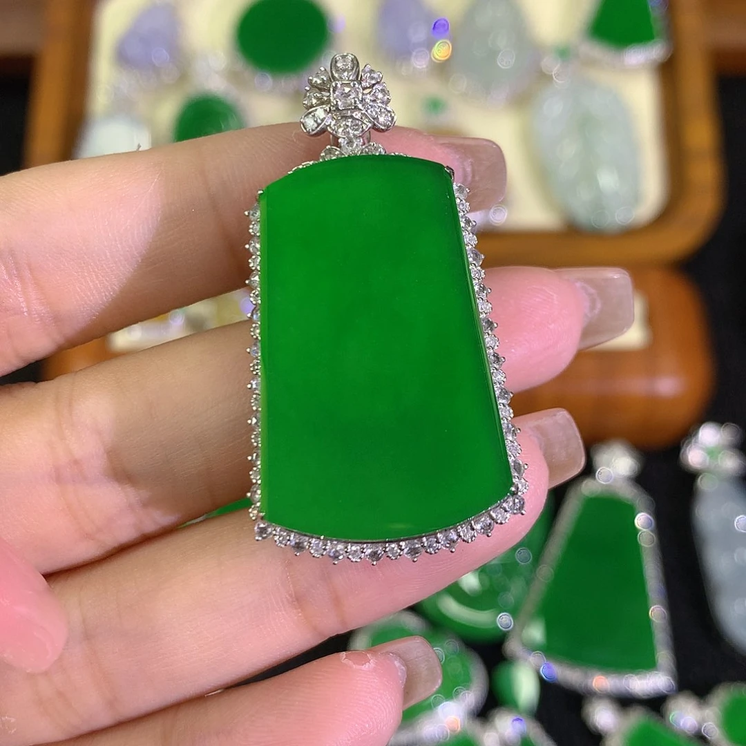 翡翠18K金镶嵌颈饰叶**?888888888