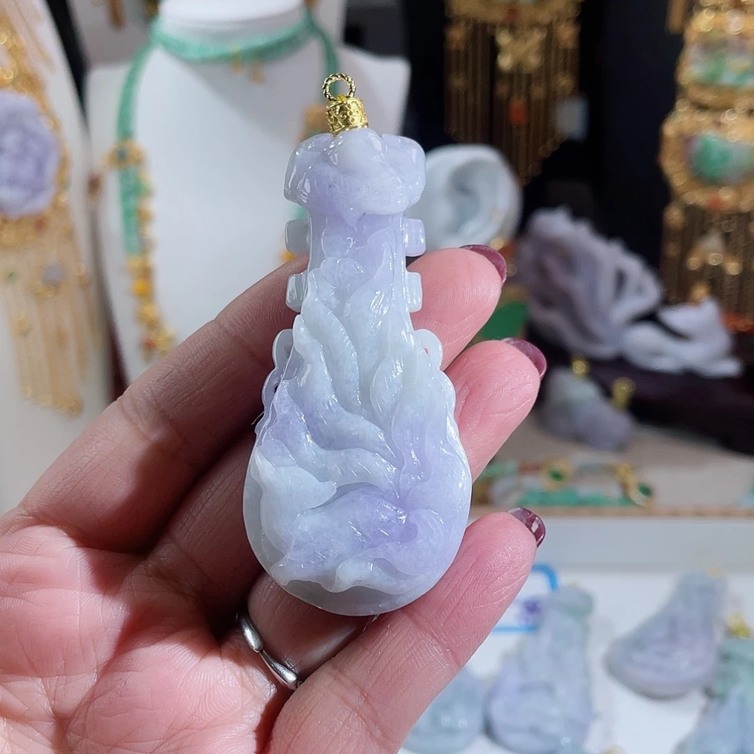 翡翠颈饰未镶嵌春彩狐吊坠