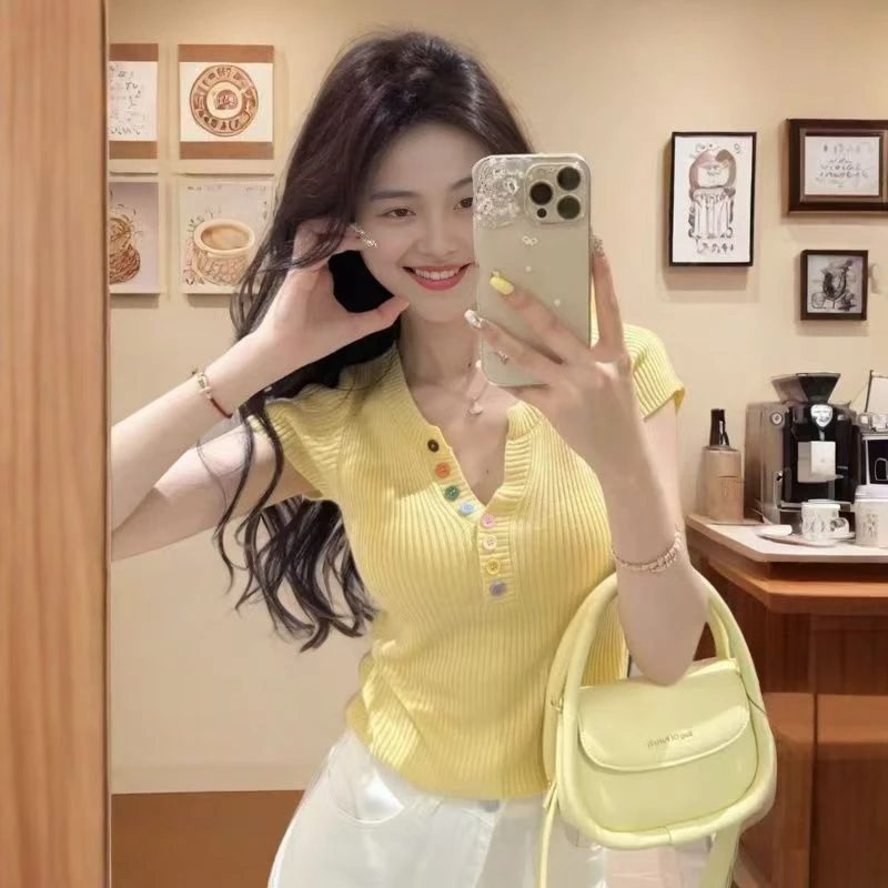 冰丝黄色V领彩扣针织短袖T恤女夏季薄款气质显瘦修身别致绝美上衣
