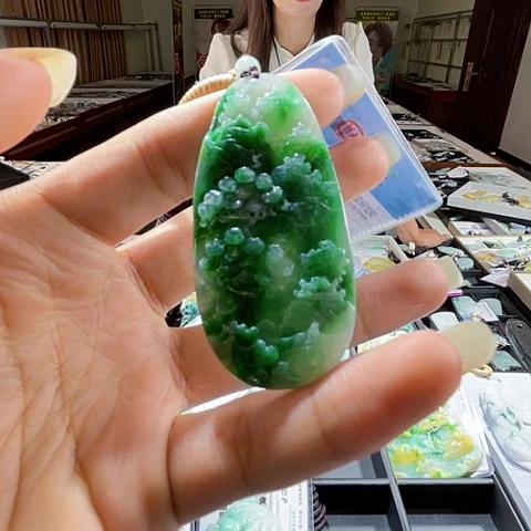 翡翠未镶嵌项圈一个