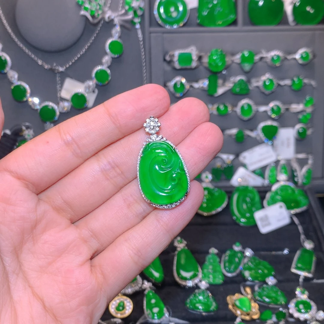 翡翠18K金镶嵌颈饰时****逝如意吊坠