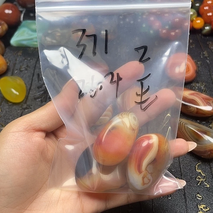 用***8玛瑙/玉髓未镶嵌珠宝半成品
