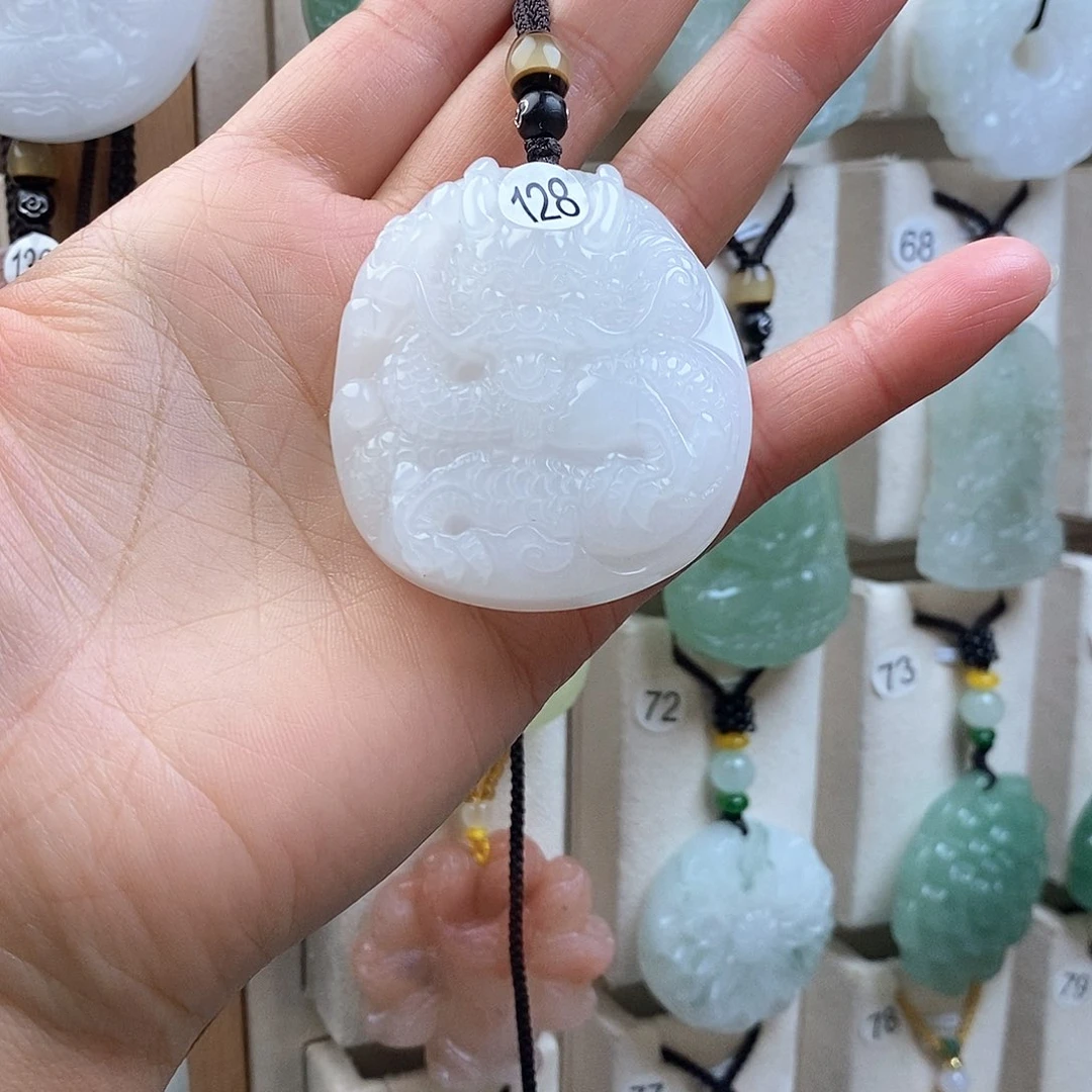 颈饰未镶嵌石英质玉（金丝玉）