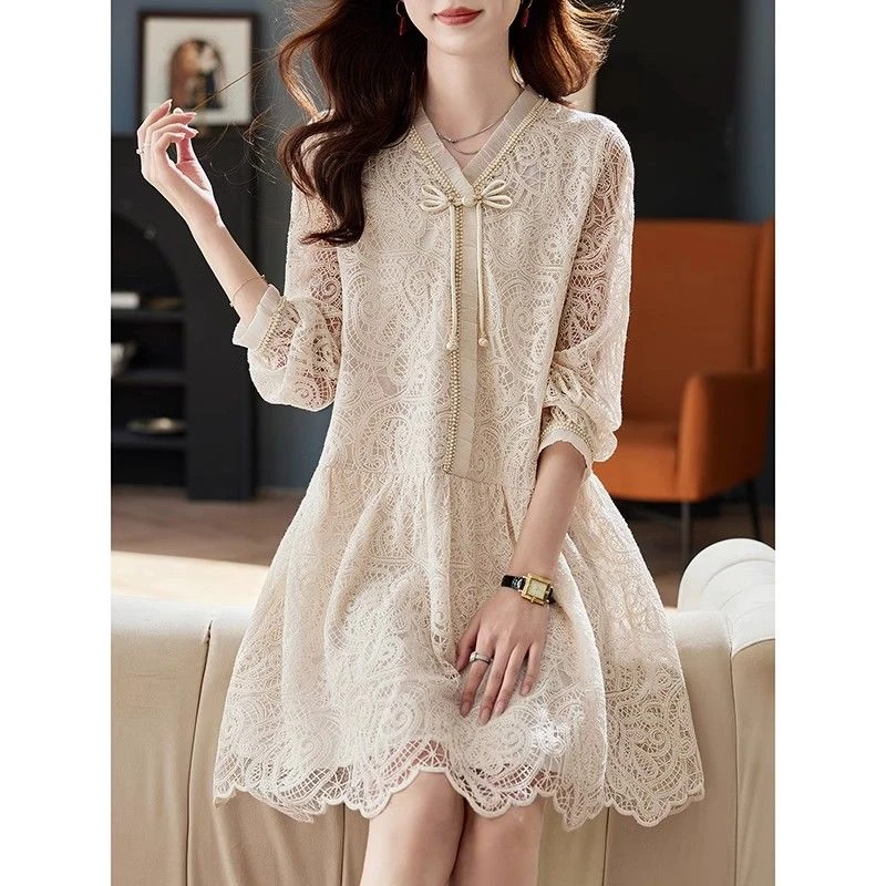 V领钉珠镂空拼接蕾丝裙2025春夏季气质高级感优雅长袖中款连衣裙