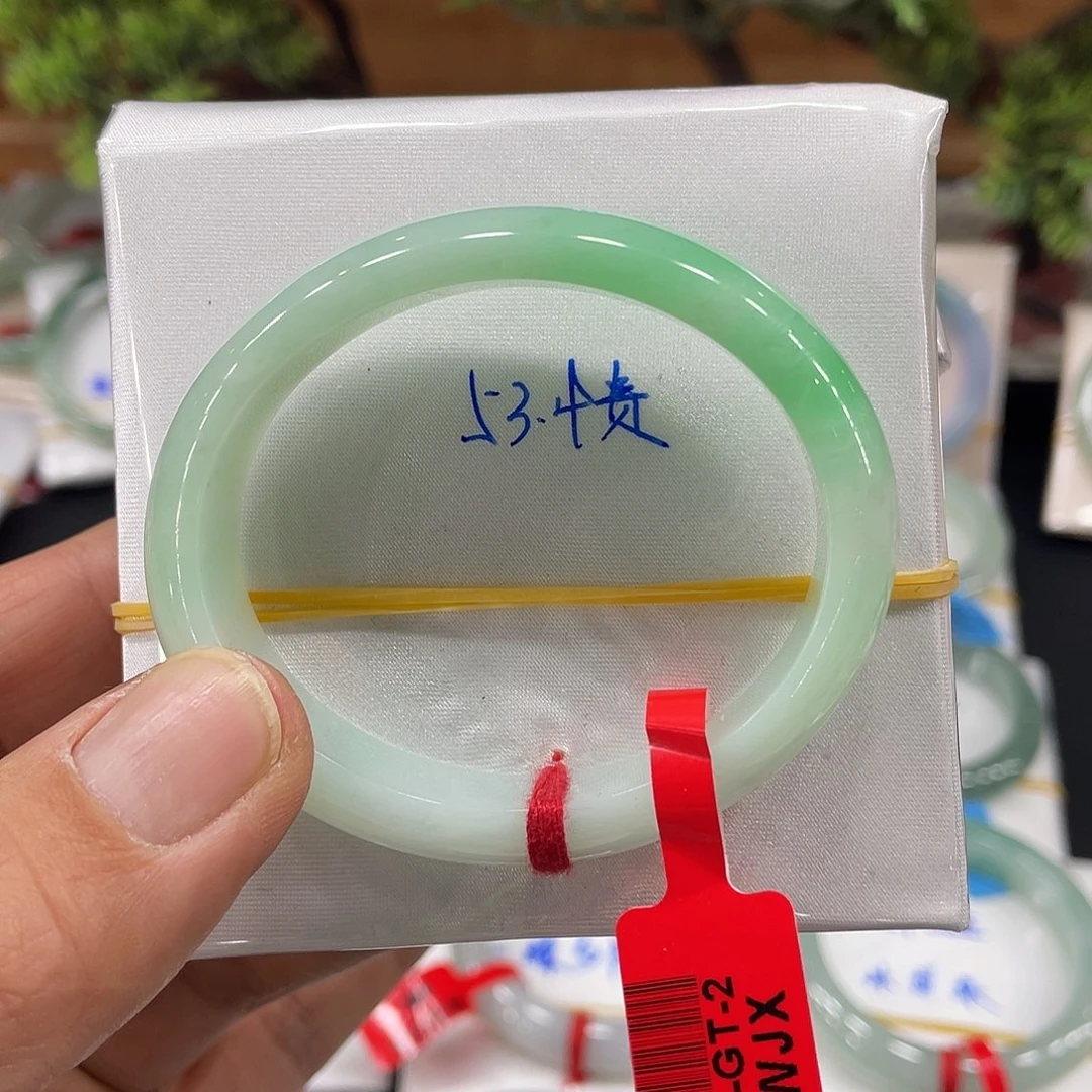 翡翠手镯未镶嵌翡翠