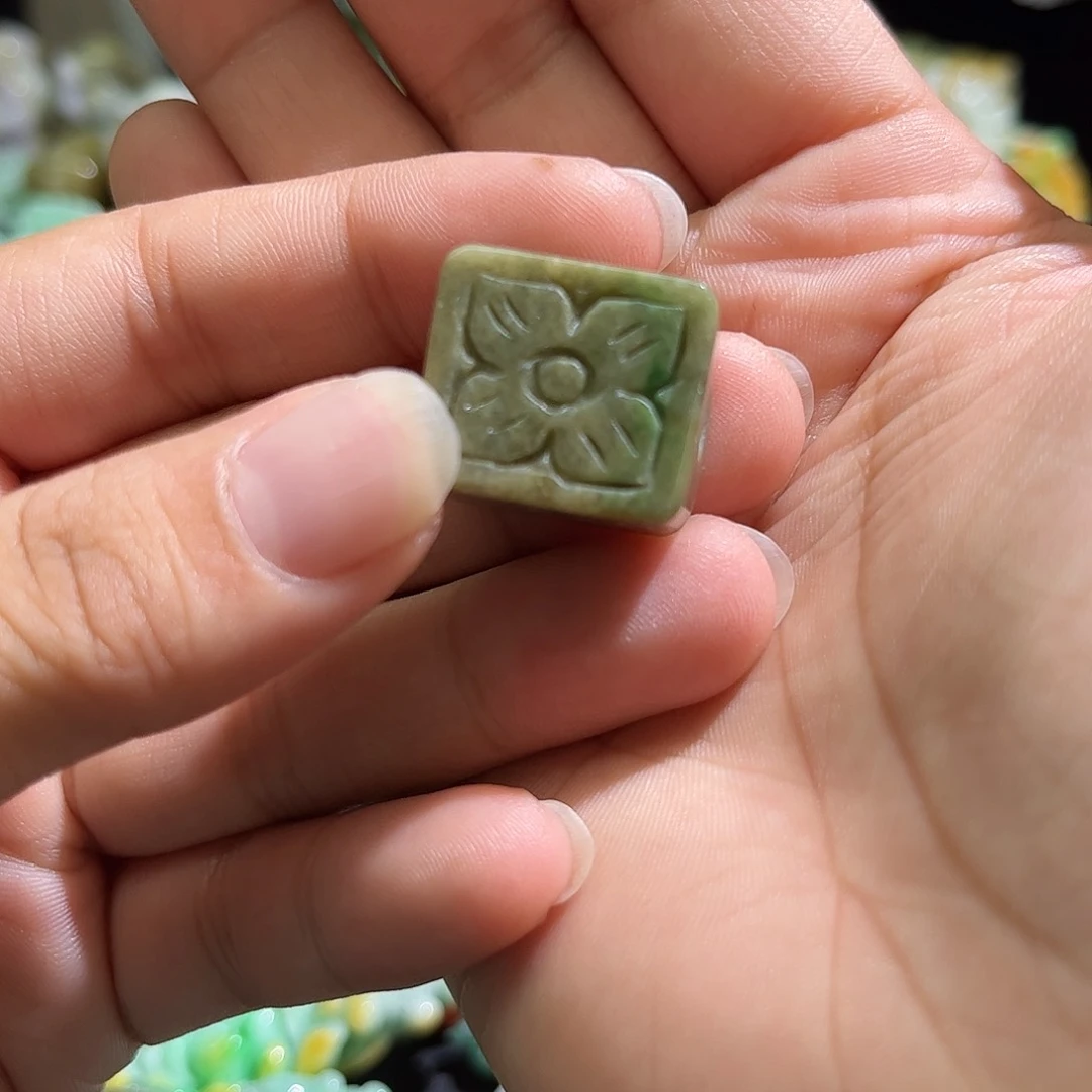 翡翠未镶嵌颈饰待编织