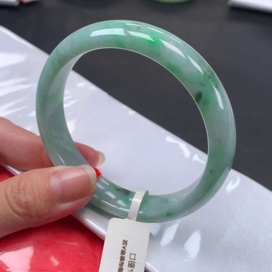 翡翠未镶嵌手镯54圈口飘绿花