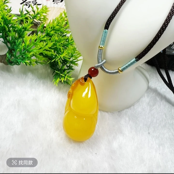 w147 藏族精工雕刻俏色小葫芦吊坠